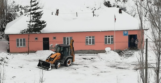 Okullar kardan temizlenip, eğitim öğretime hazır hale getirildi