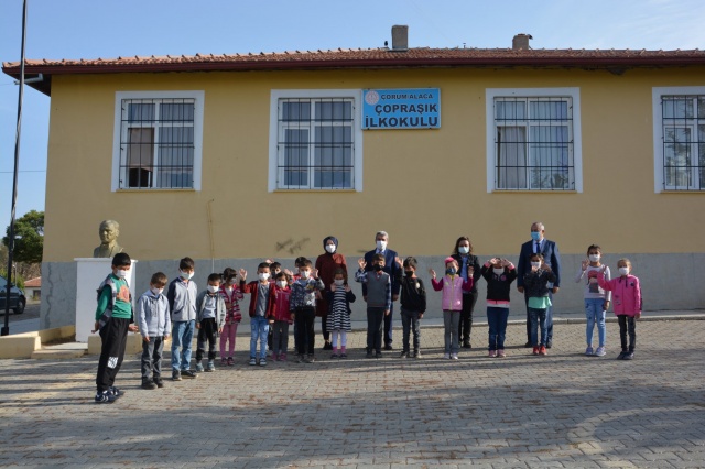 Alaca'daki tüm okulları ziyaret etti