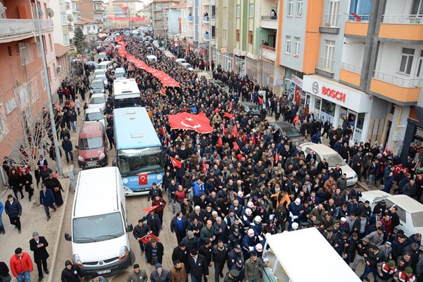 Nişanlısına asker elbisesiyle veda etti