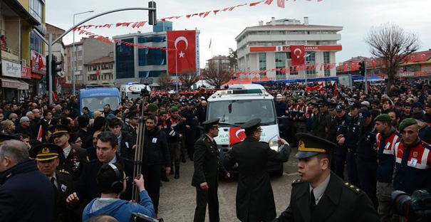 Nişanlısına asker elbisesiyle veda etti