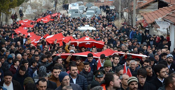 Nişanlısına asker elbisesiyle veda etti