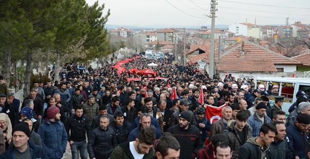 Nişanlısına asker elbisesiyle veda etti