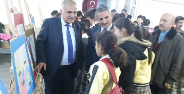 Öğrenciler, deprem ve doğal afetlerle ilgili resimlerini sergiledi