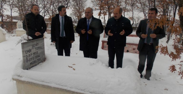 Şehit Öğretmen Emir Topal kabri başında anıldı