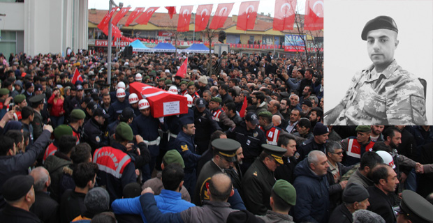Nişanlısına asker elbisesiyle veda etti
