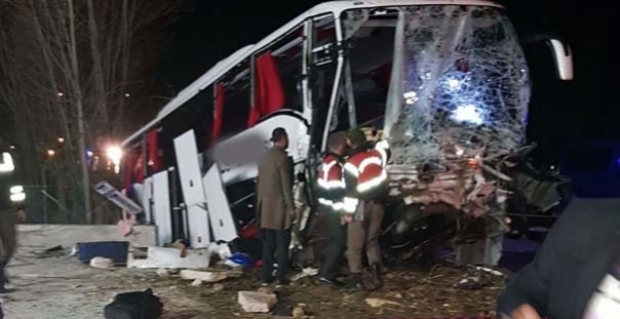 Yolcu otobüsü beton duvara çarptı: 2 ölü 33 yaralı