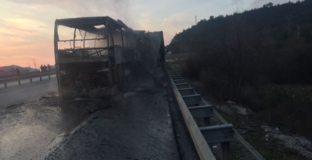 Yolcu otobüsü park halindeki Tır'a çarptı