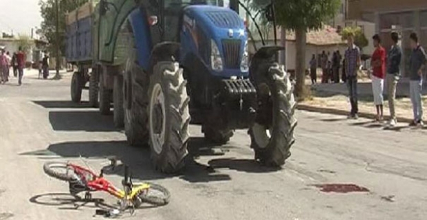 Bisikletli çocuk traktöre çarptı