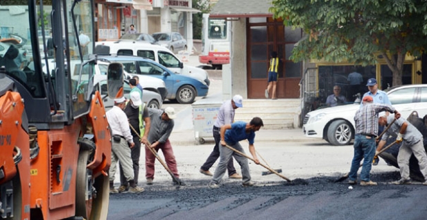 Sıcak asfalt çalışmaları sürüyor