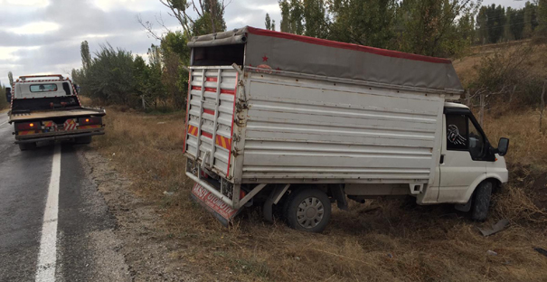 Kamyonet kavşağı dönemedi: 1 yaralı