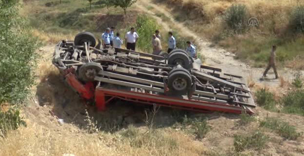 Çekici, tarlaya devrildi