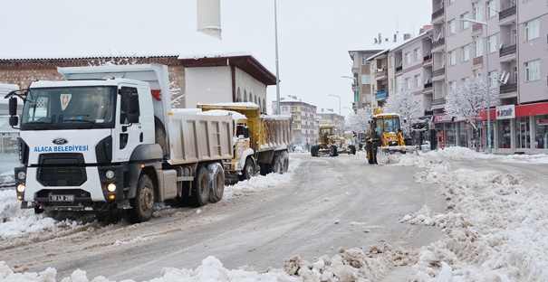 Alaca'da kar mesaisi