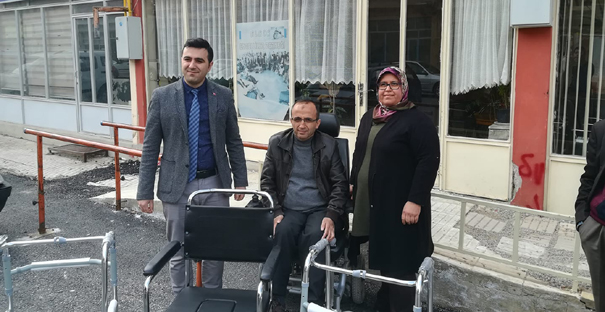 Hastaneye engelli sandalyesi hediye ettiler