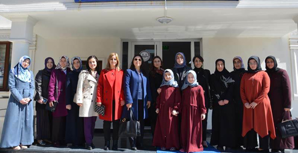 Alaca’da eğitim kurumlarını ziyaret etti