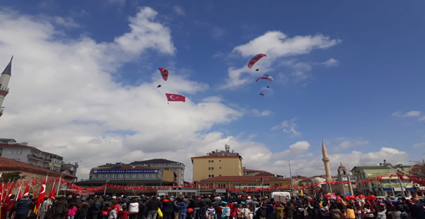 Yamaç paraşüt gösterisi ilgi gördü