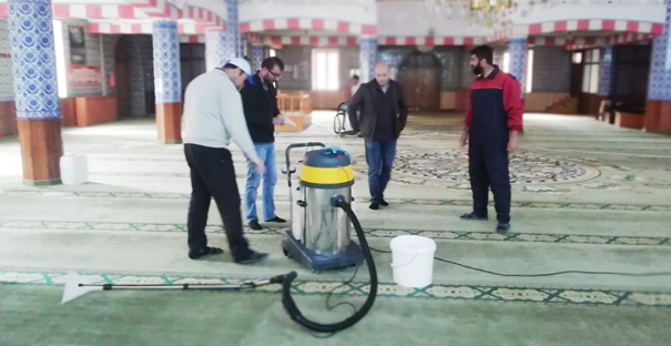 Alaca Belediyesi, camileri temizlettiriyor