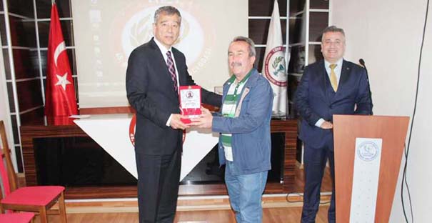Eczacılıkta 40. yılını dolduran Feyzullah Yıldırım’a plaket
