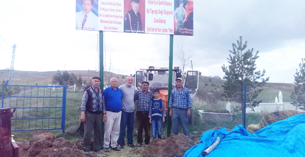 Köy mezarlığının girişine şehit fotoğrafları asıldı