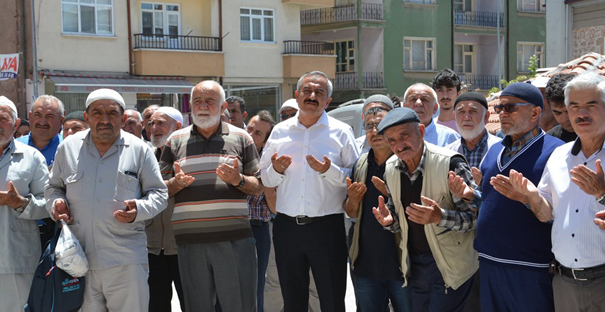 Hacı adaylarını yolcu etti