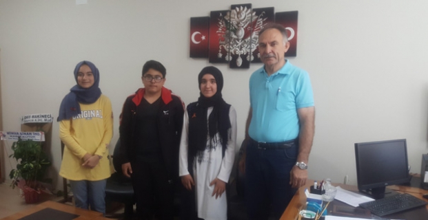 Öğrencilerini altınla ödüllendirdi