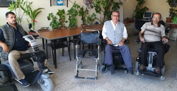 Banyo sandalyesi hediye ettiler