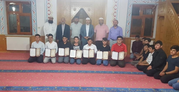 Hafızlar belgelerini aldı