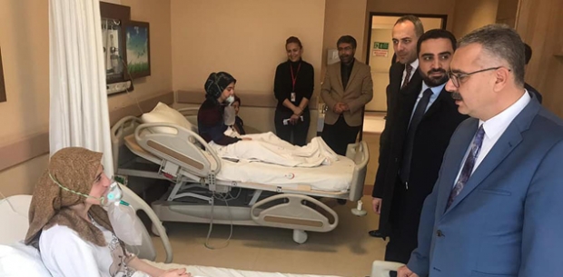 Öğrencileri hastanede ziyaret etti