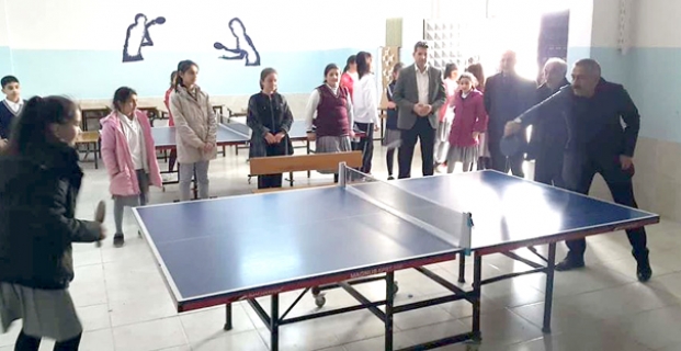 Öğrencilerle masa tenisi oynadı