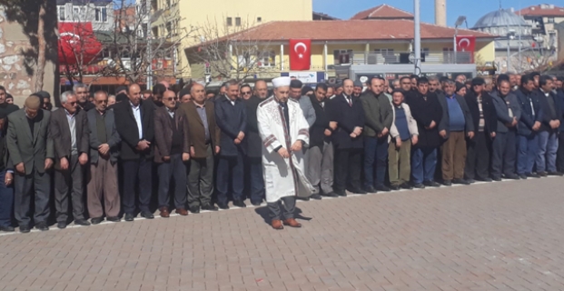 Gıyabi cenaze namazı kıldılar