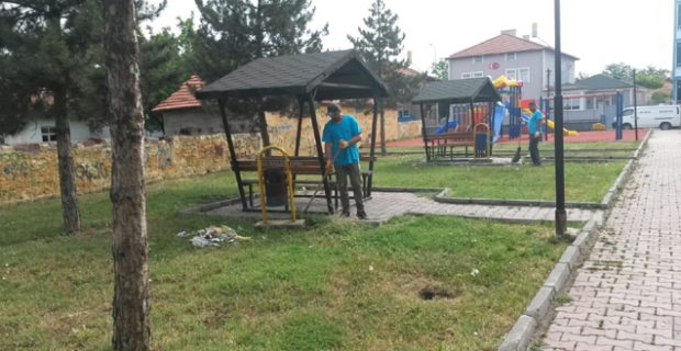 Parklarda temizlik çalışması sürüyor