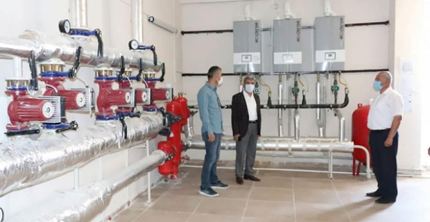 Doğalgaz dönüşümü yapılan okulları inceledi