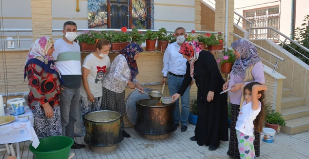 Başkan Şaltu, aşure dağıttı