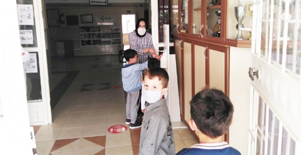Belediye, okullara dezenfektan dağıttı