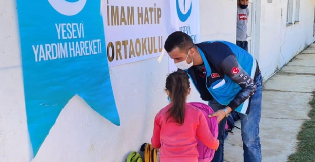 Kuzey Makedonya'daki Türk öğrencilere kırtasiye yardım