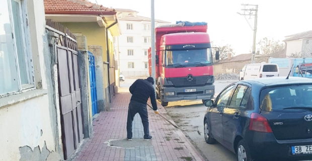 Belediye ekipleri temizlik çalışmalarını sürdürüyor