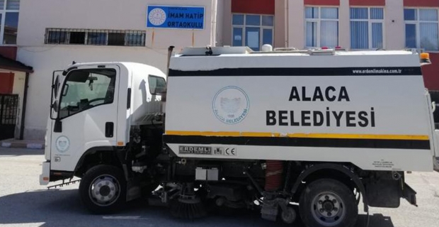 Belediye okul bahçelerini temizledi