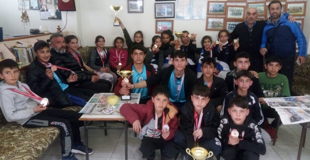 Denizhan YBO atletizmde şampiyon oldu