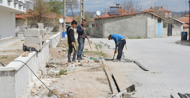 Kaldırım çalışmaları devam ediyor