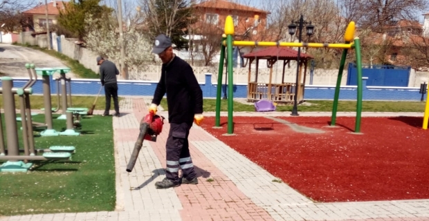 Parklarda bahar temizliği başladı