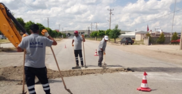 Çorum Caddesi’nde asfalt yama çalışması