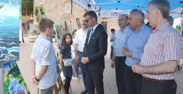 Öğrenciler yıl boyunca yaptıkları resimleri sergiledi