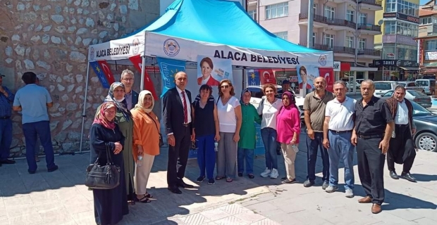 İYİ Parti Alaca teşkilatı aşure dağıttı