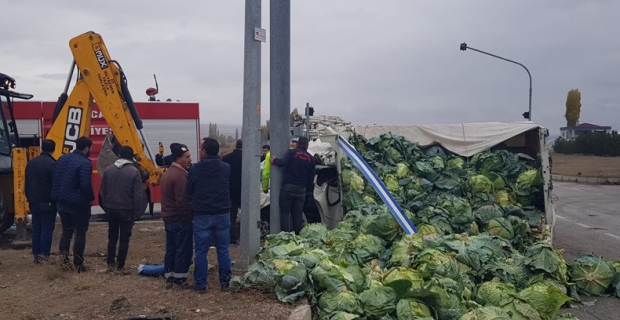 Alaca'da lahana yüklü kamyonet ile ticari araç çarpıştı: 2 yaralı