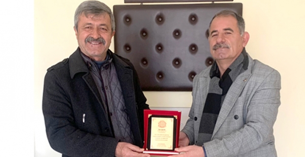 İsmail Gençkurt’tan Arap Kurt’a plaket