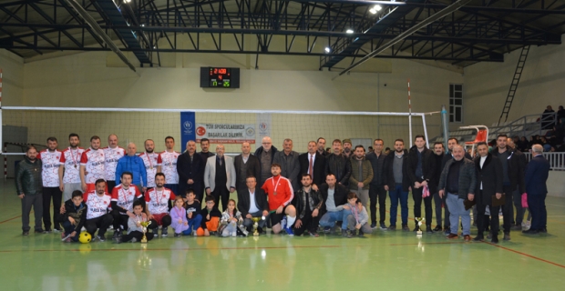 Voleybol Turnuvası'nın şampiyonu Alaca Önder