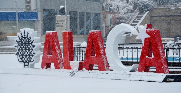 Beklenen kar yağışı geldi: Alaca beyaza büründü