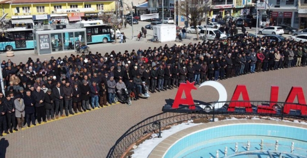 Depremde hayatını kaybedenler için gıyabi cenaze namazı kılındı 