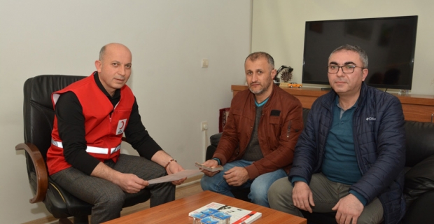 Belediye çalışanlarından depremzedeler için Kızılay’a bağış