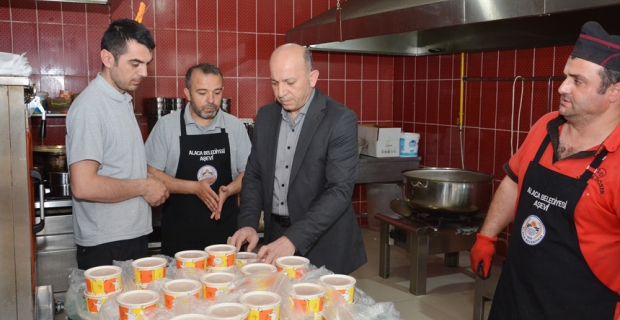 2 bin kişiye sıcak yemek, 5 bin kişiye pide dağıtılıyor