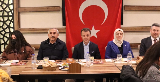 Başarılı çocuklar ve aileleri ile iftarda buluştular